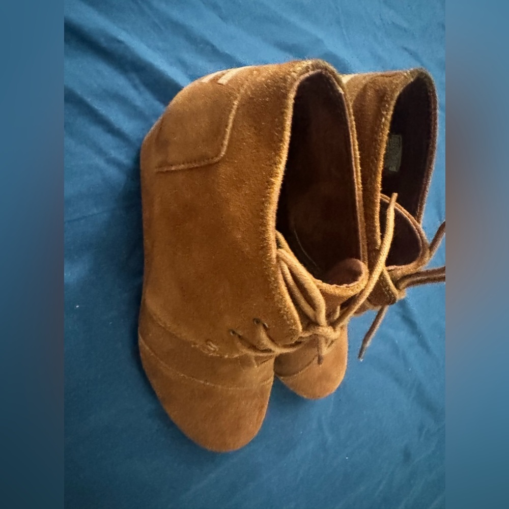 Tom’s Size 9 Ankle Booties Rust Color Like New - image 2